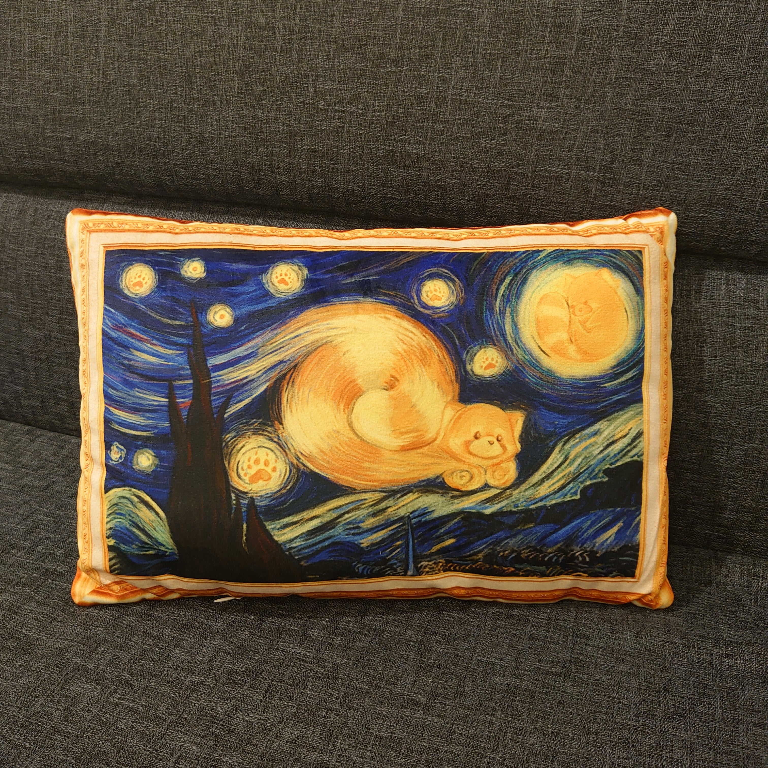 [小熊貓博物館聯乘] 星夜名畫系列抱枕靠枕午睡枕 Red Panda De sterrennacht cushion - HKGIFTFORU